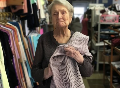 Feleségem megtalálta az unokáinknak kötött pulóvereit egy használtcikk boltban – annyira összetört, hogy tanítanom kellett nekik egy leckét