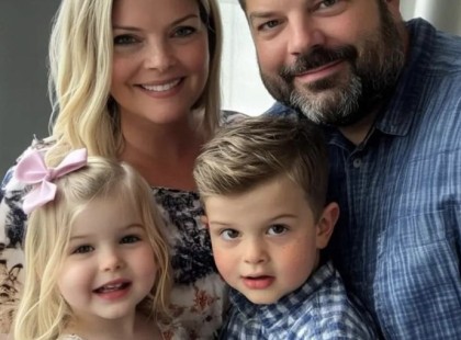 A férjem elküldött minket a gyerekekkel egy hétre egy hotelbe – Azt hittem, hogy megcsal, de az igazság sokkolóbb volt, mint gondoltam Amikor a férjem, Péter, azt javasolta, hogy vigyem el Hannát és Dávidot, és töltsünk egy hetet egy hotelben, azonnal gyanús lett. Állítása szerint ez egy meglepetés volt: „Rád fér egy kis pihenés, drágám. A gyerekek is örülnének. Mini-vakáció!” De a gyomromban lévő rossz érzés nem hagyott nyugodni. Azonnal a legrosszabbra gondoltam. Ez a hirtelen jött nagylelkűség, az a mód, ahogy kerülte a szemkontaktust, amikor felvetette az ötletet, és az, hogy ő maga egyáltalán nem akart csatlakozni, egyértelműen megcsalásra utalt. Talán az időnket kihasználva egy másik nőt csempészett be az otthonunkba. Nem akartam elhinni, de a gondolataim egyre mélyebbre taszítottak a gyanakvás sötét spiráljába. Miközben a gyerekek izgatottan ugráltak a hotelszobában, Péter pedig csak néhány szöveges üzenetben jelentkezett, az aggodalmam nem csillapodott. Az ötödik este úgy döntöttem, hogy idő előtt hazamegyek. Nem volt tervem, csak egy égető vágy, hogy tetten érjem, ha tényleg megcsal. A gyerekeket egy bébiszitterre bíztam, és hazavezettem, készen a szembesítésre. De amikor beléptem a házba, nem rúzsfoltokat vagy gyanús parfümöt találtam. Ehelyett az igazság sokkal bizarrabb volt! ⬇️?⬇️A teljes történet a kommentek között található.