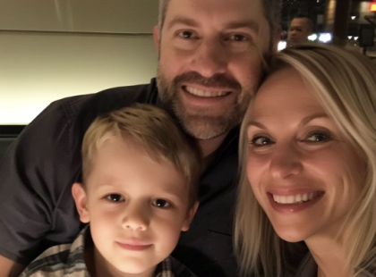 ? Egyéves évfordulós vacsoránk közben a párom felpattant és kirohant, ordítva: „MEGINT MEGTETTE!” – Amit ezután láttam, sosem felejtem el! ??
Egy tökéletes estének indult. Balázzsal az egyéves évfordulónkat ünnepeltük egy hangulatos étteremben. A négyéves fiam, Levente is velünk volt, de a szüleim vállalták, hogy vigyáznak rá, így Balázzsal kettesben is élvezhettük az estét. Minden tökéletesnek tűnt… egészen addig a pillanatig.
Balázs furcsán viselkedett – nem éppen ideges volt, inkább... nyugtalan. Különös kérdéseket tett fel a pincérnek, például: „Van biztonsági kamera az étterem körül?” vagy „A kinti rész le van foglalva valamilyen eseményre?” Én csak értetlenül pislogtam.
Ahogy telt az este, Balázs egyre gyakrabban nézett apám felé, aki Leventével és anyámmal nevetgélt az asztalnál. Minden tökéletesnek tűnt – vagy mégsem?
Aztán apám felállt, valószínűleg telefonálni ment. És abban a pillanatban minden megváltozott.
Balázs hirtelen felpattant, a szeme tágra nyílt, mint aki szellemet látott, és ordította:
➡️ „MEGINT MEGTETTE!”
Mielőtt bármit is kérdezhettem volna, kirohant a hátsó kijárat felé. Döbbenten néztem utána, nem értettem semmit.
De amikor megfordultam, és megláttam, mi történt odakint… a szívem majdnem megállt! ??
Kíváncsi vagy, mi történt? Kattints és olvasd el a hihetetlen történetet, ami az én tökéletes estémet egy életre szóló emlékké tette! ??⬇️?A teljes történet megrázó fordulatokat tartogat, amit az olvasók a kommentekben találhatnak meg.