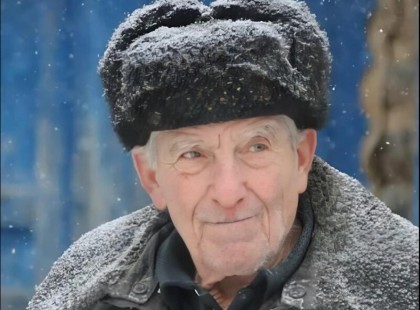 A buszmegállóban álltam, és egy barátomra vártam. Ekkor egy idősebb férfi kopogott az autóm ablakán.