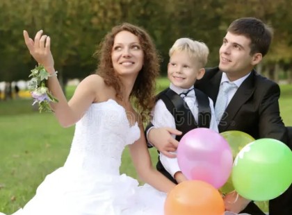 Feleségül mentem életem szerelméhez aki 2 éve özvegy lett és van egy kisfia – egy nap a fiú azt mondta, hogy az igazi anyja még mindig a házban él..... Amikor hozzámentem Péterhez, azt hittem, tudom, mire vállalkozom. Özvegy volt, és egyedül nevelte ötéves fiát, Mátét. Az első hónapok boldogan teltek, és Máté gyorsan elkezdett „anyának” hívni. Minden alkalommal, amikor ezt tette, Péterrel büszkén mosolyogtunk egymásra. De egy este, amikor éppen ágyba tettem Mátét, suttogott valamit, amitől jeges borzongás futott végig a hátamon: „AZ IGAZI ANYUKÁM MÉG MINDIG ITT ÉL.” Megpróbáltam elhessegetni a gondolatot, mint egy kisgyerek képzelgését, de furcsa dolgok kezdtek történni. Máté játékai újra megjelentek ott, ahonnan épp elpakoltam őket, a konyhai szekrények éjszaka önmaguktól átrendeződtek, és Péter néhai feleségének, Ibolyának a fotója, amit áthelyeztem, mindig visszakerült az eredeti helyére, tökéletesen leporolva. A legfurcsább az volt, hogy Péter úgy tett, mintha minden normális lenne. Egy este, amikor Mátéval a nappaliban játszottunk, rám nézett tágra nyílt szemekkel. „ANYA AZT MONDJA, NE ÉRINTSD MEG A DOLGAIT,” suttogta, a folyosó felé pillantva. „Hogy érted ezt, kicsim?” – kérdeztem, miközben a szívem hevesen vert. ⬇️A teljes történet a kommentek között található