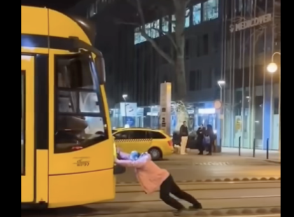Budapest: Újabb részletek derültek ki !?? Sokk a Teréz körúton! : Egy férfi megpróbálta megállítani a 6-os villamost – szörnyű vége lett!