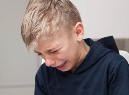 Féltékeny testvér tör össze egy magányos fiú álmait, mígnem egy idős férfi végső áldozata mindent megváltoztat – A nap története