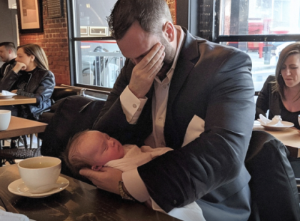 Férfi létemre sírva írom ki magamból ,hogyan aláztak meg ! „Egy nő azt akarta, hogy kirúgjanak a kávézóból a síró babámmal – egy évvel később visszakaptam a sors ajándékát”
Egyedülálló apának lenni sosem egyszerű. De vannak napok, amikor úgy érzed, mintha az egész világ ellened fordult volna. Egy ilyen napom volt akkor is, amikor a karomban tartottam a síró kisfiamat egy forgalmas kávézóban, próbálva egyensúlyozni a munka, a szülőség és a saját összeomlásom között.
Aztán jött Ő. Egy elegáns, magabiztos nő, aki egyetlen mondattal még rosszabbá tette a napomat.
– Hé, maga! Fogja már be a gyereket! Úgy sír, mintha ez lenne az utolsó napja! – kiabálta felém, miközben lenéző pillantást vetett rám és a kisfiamra.
A gyomrom összeszorult, a kezem remegett, miközben próbáltam megőrizni a hidegvéremet. Azt kívántam, bárcsak máshol lehetnék. De az élet, ahogy az lenni szokott, nem hagyta annyiban. Egy évvel később ismét találkoztunk – de akkor már én ültem az asztal másik oldalán, és rajtam múlt, hogyan végződik a történet.
Most pedig elmesélem, hogyan változtatta meg ez a pillanat mindkettőnk életét…⬇️ ? ⬇️ A teljes történet megható fordulatokat tartogat, amit az olvasók a kommentekben találhatnak meg!