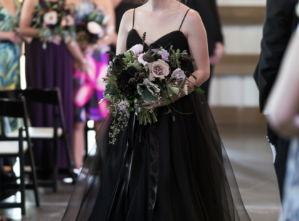 A Lányom esküvői ruhája teljesen FEKETÉN érkezett meg– De nem ez volt  az igazi katasztrófa! ??
Az esküvői ruhát választottuk ki elsőként, amikor Péter, Anna ötéves párkapcsolat után végre megkérte a kezét. Anna mindig is egy egyedi, méretre szabott ruháról álmodott, ezért a legjobb barátnőmhöz, Évához fordultunk – aki történetesen a város egyik legtehetségesebb varrónője.
Éva hónapokat töltött a ruha megalkotásával. Minden egyes öltésnél a szívét-lelkét beleadta, és a végeredmény egyszerűen lélegzetelállító volt. Pár nappal az esküvő előtt még láttam a majdnem kész ruhát: elefántcsontszínű szatén, finom csipkével és egy hosszú uszállyal – maga a tökély.
De az esküvő napján Éva egy hatalmas dobozzal jelent meg. Amikor felnyitottam a fedelet, a szívem kihagyott egy ütemet. A RUHA TELJESEN FEKETE VOLT!
Én (sokkban): – Istenem, Éva, MI A FENÉT CSINÁLTÁL?!
De Éva nyugodt maradt. Túl nyugodt.
Éva (a kezemre téve a kezét): – Drágám, csak bízz bennem! – majd a vállaimra tette a kezét és hozzátette: – Most pedig menj, és foglald el a helyed a szertartáson.
Az agyam zakatolt. Ez valami színlelt poén? Egy furcsa meglepetés Annától?
De amikor megszólalt a zene, és Anna megjelent… fekete ruhába burkolózva… a teljes násznép néma döbbenetbe fagyott.
És ekkor értettem meg, mi történik valójában. ⬇️
⬇️ ? ⬇️ A teljes történet megható fordulatokat tartogat, amit az olvasók a kommentekben találhatnak meg!