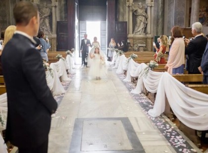 ? Pár perccel az esküvő előtt találtam egy levelet anyámtól a zakóm zsebében – amit benne olvastam, örökre megváltoztatta az életemet! ??
Ott álltam a templom bejáratánál, percekre attól, hogy kimondjam az „igen”-t, miközben a menyasszonyom, Anna, már az udvaron igazgatta a ruháját és várt rám. A szívem hevesen vert, a tenyerem izzadt – az esküvői láz teljesen úrrá lett rajtam.
Hogy eltereljem a figyelmem, a zakóm zsebébe nyúltam egy mentolos cukorkáért, de helyette egy borítékot találtam. A kézírás azonnal ismerős volt:
„Kedves fiam! Olvasd el, mielőtt megházasodsz.” ?
A szívem összeszorult. Mi ez? Miért épp most? Egy pillanatra megálltam, és elgondolkodtam:
„Mi van, ha ebben a levélben van valami, ami mindent megváltoztat?” ?
De a kíváncsiság győzött. Remegő kézzel kinyitottam a borítékot, és elolvastam az üzenetet…
Ami benne volt, örökre bevésődött a szívembe. ❤️
Olvasd el a teljes történetet a kommentekben! ???