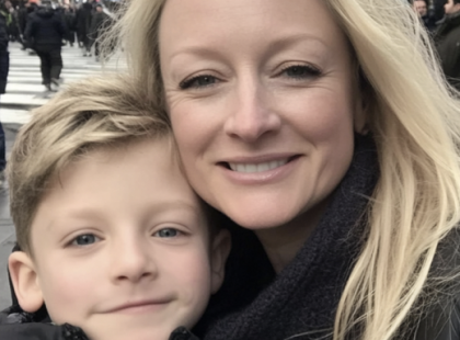 Meghallottam, ahogy a fiam a telefonba mondja: 'Szia, anya! Holnap meglátogatlak iskola helyett!' – Úgy döntöttem, követem őt... és amit láttam, összetörte a szívemet
Aznap épp egy hosszú üzleti útról tértem haza, és végre volt egy szabadnapom. A lakásban pakolásztam, mosogattam, és boldog voltam, hogy újra otthon lehetek.
Aztán belépett a tízéves fiam, Laci, az iskolából. Alig nézett rám, odavetett egy gyors „szia”-t, majd felment a szobájába.
Kicsit rosszul esett. Ennyire nem hiányoztam neki?
De ekkor... valamit hallottam, amitől megállt bennem a vér.
Ahogy a szobája mellett takarítottam, elcsíptem, ahogy telefonál. A hangja boldog és lelkes volt — teljesen más, mint ahogy velem beszélt.
„Szia, anya! Igen, jó volt a suli. Holnap mesélek a jegyeimről! Iskola helyett inkább meglátogatlak, jó? Akkor találkozunk!”
Megdermedtem.
Anya? Kivel beszél a fiam?
Nem szóltam semmit a férjemnek, Balázsnak. Lacit sem kérdeztem meg. Tudnom kellett az igazságot — saját szememmel.
Másnap reggel, amikor Laci elindult „iskolába,” csendben követtem.
És amit láttam?
Arra nem voltam felkészülve…
??? A teljes történet megrázó fordulatokat tartogat – olvasd el a kommentekben!