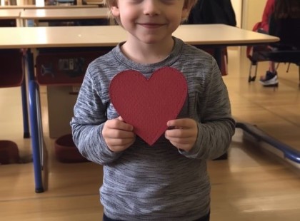 MINDENT LÁTTAM MÁR TANÁRKÉNT, DE ERRE NEM VOLTAM FELKÉSZÜLVE!
Valentin-napon a kisdiákom, Marci remegő kézzel lépett oda hozzám.
„Hoztam neked egy kártyát” – mondta, és letette az asztalomra. „Rajta van a neved is!”
Elmosolyodtam—egészen addig, amíg el nem olvastam. A szívem kihagyott egy ütemet.
„A legviccesebb és legokosabb fiúnak, akit ismerek. Ne merészelj elfelejteni! A tiéd, Zsófi.”
Felismertem ezt a kártyát. Mert én írtam. Évekkel ezelőtt, a középiskolai szerelmemnek, Bencének—annak a fiúnak, aki elment. Aki Németországba költözött a szüleivel, és akivel, bármennyire is szerettük egymást, soha többé nem beszéltünk.
Megrendülve suttogtam: „Honnan szerezted ezt?”
Marci vállat vont. „Apukám holmijai között találtam.”
Sosem találkoztam Marci apjával.
Mi van, ha ő az én Bencém? – villant át az agyamon.
És pár perccel később már úton voltam Marci háza felé… ??
Olvassátok tovább a folytatást a hozzászólásokban! ??