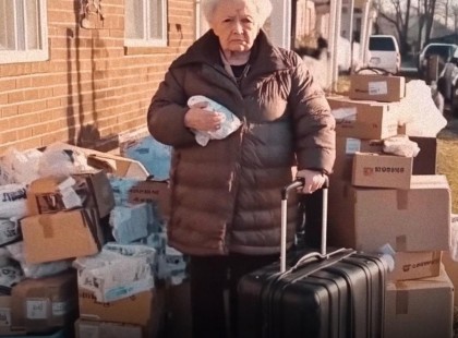 Erzsébet, a 62 éves asszony, egy tökéletes bérlő volt. Csendes volt, nem rongálta a lakást, és mindig időben fizette a lakbért. De egy hónapban nem volt elég pénze.
A főbérlője, Kristóf, kihúzta a pénzt a borítékból, amit Erzsébet adott neki, és az orra előtt meglengette.
– Százhúsz forinttal kevesebb, Kovácsné.
Erzsébet elpirult.
– Két héten belül kifizetem azt a 120 forintot...
– Kovácsné, én üzletember vagyok, nem jótékonysági szervezet. A hét végére ki akarom magát látni innen – jelentette ki Kristóf.
– De Kristóf úr... – próbálkozott Erzsébet. – Ez csak egy kis időre szól, és nem fog újra előfordulni.
– Egyszer is elég volt, Kovácsné. Kint van – mondta Kristóf ridegen, majd sarkon fordult és távozott.
Ezután hazament, hogy felkészüljön a vacsorára a húgánál, Veronikánál. Később megérkezett, bekopogott, és Veronika széles mosollyal nyitott ajtót.
De amikor Kristóf belépett, teljesen ledöbbent. Kovácsné, az a bérlő, akit épp most rakott ki a lakásából, ott ült a nappalijában. ?
A történet itt vett egy furcsa fordulatot...⬇️? ⬇️ A teljes történet megható fordulatokat tartogat, amit az olvasók a kommentekben találhatnak meg!