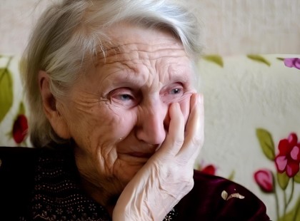 Tinédzserek gúnyolódnak egy szegény idős asszonyon a buszon, míg egy hajléktalan férfi hangja meg nem szakítja őket