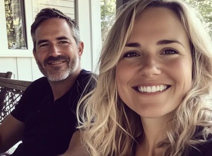 Egy barátnőm unszolására regisztráltam egy társkereső oldalra. Néhány nap és sok jelentkező után Zoli különösen felkeltette az érdeklődésemet. Írásban nagyon jól megtaláltuk a közös hangot, úgy gondoltam, megérdemel egy esélyt személyesen is. Nem sokat gondolkoztunk, megbeszéltünk egy randit. Igazi lovagként viselkedett, nem gyorsétterembe vagy kifőzdébe akart vinni, hanem egy neves étterembe foglalt asztalt.
Izgatott voltam a nagy napon, sokat válogattam a ruháim között, pont úgy viselkedtem, mint bármelyik nő, aki nagyon vár valamit.
Sajnos azonban a “hűha” érzés a találkozó alatt elmaradt. Már a megérkezés pillanatában éreztem, hogy valami nem stimmel. A mindig bőbeszédű Zoli csendes volt, zavartan mosolygott. Próbáltunk az asztalnál beszélgetni, de valahogy minden téma megszakadt.
Ennek ellenére úgy döntöttem, élvezni fogom az estét, és legalább jókat eszem. Valószínűleg Zoli is így volt ezzel, mert már-már a legdrágább fogások között válogatott.
A meglepetés csak az este végén ért, amikor kiment mosdóra – és a „lovagom” nem tért vissza az asztalunkhoz. 79.000 forintos számlát kellett kifizetnem.
Nagyon rosszul esett, és megfogadtam, hogy megérdemli, hogy bosszút álljak.
Legnagyobb döbbenetére újabb randira hívtam, azt mondván, remekül éreztem magam. Ő családi dolgokra hivatkozva mentegetőzött, de igent mondott.
De attól, amit tartogattam neki, az arcára fagyott a mosoly, és nem tette zsebre, amit tőlem kapott! Tökéletes bosszút álltam rajta!
A teljes történet a hozzászólásoknál!