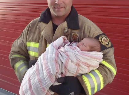 Öt évvel azután, hogy örökbe fogadtam egy tűzoltóság előtt hagyott csecsemőt, egy nő megjelent az ajtómban: „Vissza kell adnod a gyermekemet!”Még mindig tisztán emlékszem arra az éjszakára. Egy kicsi, törékeny csomag, kopott takaróba burkolva, ott feküdt egy kosárban a tűzoltóság bejárata mellett. Épp az éjszakai műszakomat töltöttem, a hideg szél süvített, mintha a sors hívta volna fel a figyelmemet erre a magára hagyott kis életre.Alig volt egyhetes, a sírása halk, mégis határozott. A partnerem, Joe és én egymásra néztünk, a szavak nélkül is megértettük egymást.– Hívjuk a gyámügyet – mondta Joe, a hangja határozottan csengett. De én már akkor éreztem, hogy ez a gyermek valami többre hivatott. Talán pont nekem.Hónapok teltek el, és senki sem jelentkezett érte. Én pedig, a lehetetlen ellenére, beadva minden papírt, végül örökbefogadtam. Leo nevet adtam neki, mert olyan erős és elszánt volt, mint egy kis oroszlán.Az apaság nem volt könnyű, főleg egyedülállóként. De Leo minden fáradtságot és kihívást megért. Az ő mosolya, a ragyogó tekintete minden nap új értelmet adott az életemnek.Öt évvel később, amikor az életünk végre egyensúlyba került, egy kopogás az ajtón mindent felforgatott. Egy nő állt ott, az arca sápadt, a szemeiben pedig olyan fájdalom és elszántság tükröződött, amit soha nem fogok elfelejteni.– Vissza kell adnod a gyermekemet – mondta, a hangja remegett, de határozott volt.? ⬇️ A teljes történet megható fordulatokat tartogat, amit az olvasók a kommentekben találhatnak meg