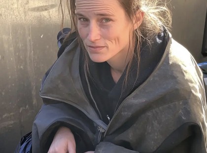 Egy hajléktalan nőnek engedtem, hogy a garázsomban lakjon – egy nap kopogás nélkül léptem be, és sokkoló látvány fogadottHatvanegy éves vagyok, és bár a szüleim öröksége révén milliomos lettem, az életem üresnek tűnik. A szüleim fiatalon, húszéves koromban meghaltak, és maguk után hagytak egy hatalmas birtokot, de senkit, akivel megoszthattam volna. Az évek során sok nő megfordult az életemben, de mindig azt éreztem, hogy csak a pénzem érdekli őket, ezért sosem alakítottam ki valódi családot.Egy nap azonban minden megváltozott. Megpillantottam egy törékeny nőt, aki egy kukában turkált. Bár láthatóan nehéz helyzetben volt, a szemében mégis egyfajta makacs kitartás csillogott. Valamiért mély részvétet éreztem iránta.Közelebb léptem hozzá, és óvatosan megszólítottam:„Segíthetek valamiben?”Habozott, de végül bemutatkozott. Lexinek hívta magát, és elmesélte, hogy a férje elhagyta egy másik nőért, aki gyereket várt tőle. Az élete darabokra hullott: a karrierje tönkrement, és az utcára került.Nem gondolkodtam sokáig. Felajánlottam neki, hogy maradhat a garázsomban, ami tágas és teljesen felszerelt volt. Lexi alig hitt a szerencséjének.Az együttélés eleinte gördülékeny volt, de aztán egy délután minden megváltozott.Szükségem volt egy pumpára, és tudtam, hogy Lexi általában nincs otthon napközben, így nem kopogtattam. Ahogy kinyitottam az ajtót, megdöbbentem. A garázsban ott volt Lexi – de nem az a Lexi, akit ismertem... ⬇️⬇️⬇️A teljes történet a kommentek között található.