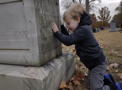 A kisfiú ikertestvére sírjához ment, és este 11-kor sem tért haza – Megrázó történet a gyász és a szeretet erejéről „Anya, apa! Kérlek, hagyjátok abba!” – kiáltotta Marci, miközben berohant szülei hálószobájába. A kisfiú nem bírta tovább hallgatni Eszter és Péter folyamatos vitáit. Marci szíve összetört. Borzasztóan hiányzott neki Tamás, az ikertestvére, akit nemrég veszített el egy tragikus balesetben. Annyira fájt neki a veszteség, hogy azt kívánta, bárcsak ő is vele ment volna. Úgy érezte, hogy szülei már nem törődnek vele, a fiukkal, aki még életben maradt. „Utállak titeket…” – suttogta könnyeivel küszködve. „Nem akarok veletek élni! Elmegyek Tamáshoz, mert csak ő szeretett igazán!” Miközben Eszter és Péter tovább vitatkoztak, észre sem vették, hogy Marci kiszaladt az ajtón, kezében a kertből szedett dáliákkal, és a közeli temetőbe indult, testvére sírjához. A kisfiú ujjait Tamás sírkövére helyezte, és zokogva könyörgött: „Tamás, kérlek, kérd meg az angyalokat, hogy hozzanak vissza! Anya és apa állandóan veszekszik, és már nem szeretnek engem. Kérlek, gyere vissza!” Hirtelen furcsa zajt hallott maga mögött. Mintha valaki lépteit érezte volna a temető sötétjében… Eszter szíve zakatolt. Már este 11 óra volt, amikor benézett Marci szobájába, de a kisfiú nem volt ott. Péterrel együtt azonnal Tamás sírjához siettek. A temető azonban kihaltnak tűnt, és sehol sem látták Marcit. „Marci!” – kiáltotta Eszter kétségbeesetten. „Marci, itt vagy?” Ekkor Péter megérintette feleségét. „Nézd!” – mondta döbbenten, miközben egy távoli fényre és különös hangokra mutatott a temető mélyén. A teljes történet megrázó fordulatokat tartogat, amit az olvasók a kommentekben találhatnak meg..