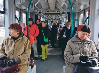 Vége a nyugdíjas bérletnek - mostantól csak így utazhatnak a nyugdíjasok!
