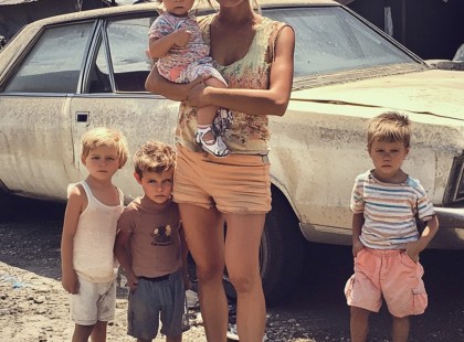 ??́??????????? ???? ???? ??? ??́?? ????́? –???? ?? ????́ ???????????́??́??? ????́??, ?? ???́?? ?́????́? ?????́?????????!
Erzsébet, négygyermekes édesanya egyedül maradt, amikor férje, András, elhagyta őt, miután megtudta, hogy negyedik gyermeküket várják. András nem vállalta a felelősséget, és távozásával magára hagyta Erzsébetet, hogy egyedül birkózzon meg a gyermeknevelés és a mindennapi élet nehézségeivel.
Az asszony napról napra küzdött, hogy előteremtse a megélhetésükhöz szükséges pénzt. Az álláskeresés keserves volt: üzletek és éttermek sorát járta végig, de senki nem akarta alkalmazni egy négygyermekes anyát. Végül talált egy ígéretes munkalehetőséget egy szomszédos városban, de rá kellett döbbennie, hogy autó nélkül lehetetlen lenne naponta bejárni.
Elkeseredettségében felkeresett egy használt autókat árusító férfit, Jánost, és megpróbálta alkudni a vételáron. A férfi meghallgatva Erzsébet nehéz helyzetét, beleegyezett, hogy olcsóbban adja el az autót, de az összeg még így is hatalmas kihívást jelentett az édesanyának. Erzsébet végül fájdalmas döntést hozott: eladta édesanyjától örökölt családi nyakláncát, hogy előteremtse a szükséges összeget.
Miután átadta az 500 ezer forintot Jánosnak, az asszony hálásan köszönte meg az autót. A férfi mosolyogva adta át a kulcsokat, és halkan annyit mondott: „Ha hazaér, nézzen be a csomagtartóba. Hagytam valamit a gyerekeknek.”
Amikor Erzsébet otthon kinyitotta a csomagtartót, olyan meglepetés várta, amely örökre megváltoztatta az életét. ?✨ ?A teljes történet megrázó fordulatokat tartogat, amit az olvasók a kommentekben találhatnak meg..