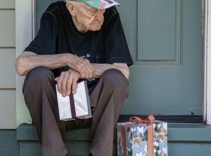 Öt gyermekem teljesen megfeledkezett a 93. születésnapomról — egyedül töltöttem, amíg meg nem szólalt a csengő
A nevem Feri bácsi, és 93 év élettapasztalat után bátran kijelenthetem, hogy áldott és örömteli életem volt. A feleségem néhány évvel ezelőtt elhunyt, és azóta csak én maradtam, valamint az az öt csodálatos lélek, akiket együtt hoztunk a világra — a gyermekeink.
Emlékszem, milyen izgatott voltam, amikor közeledett a 93. születésnapom. Írtam öt levelet a gyerekeimnek, és meghívtam őket. Nem akartam, hogy csak a telefonon keresztül halljam a hangjukat; át akartam ölelni őket, és megosztani velük az összes történetet, amit az évek során félretettem!
A boldogságom határtalan volt, amikor elképzeltem a találkozást. Minden autó hangjára megdobbant a szívem, de ahogy az órák teltek, a szememben lévő remény kezdett elhalványulni. Egyre nyugtalanabb lettem, miközben a konyhaasztal körül álló öt üres széket néztem.
Többször hívtam őket telefonon, de nem vették fel. Ekkor kezdett tudatosulni bennem, hogy valószínűleg egyedül fogom tölteni ezt a különleges napot, ahogyan sok más napot is.
De aztán végül megszólalt a csengő.
?⬇️A teljes történet a kommentek között található. ⬇️