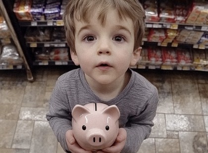 ??? ??????́ ?? ??????́ ?????????́???? ??́???́? ????????́??́?? ??̈???̈??? ? ??????? – ???? ??́???? ? ???? ??????????? ????, ????????? ?????????! Egy hideg téli reggelen különös jelenetnek voltam szemtanúja az élelmiszerboltomban. Egy körülbelül nyolcéves kisfiú, Bence, belépett az ajtón, és magabiztosan, mint egy felnőtt, elkezdett gyümölcsöket válogatni. Narancsot, almát, szőlőt, és egy nagy doboz áfonyát tett a kosarába. Amikor a kasszához ért, a pultra helyezett egy kis perselyt, és határozottan így szólt: „Ebben 42 dollár és 50 cent van. Nyugodtan megszámolhatják. Elég lesz ez?” Miközben a pénztáros elkezdte számolni az aprót, közelebb léptem, hogy megkérdezzem, kinek szánja a gyümölcsöket. – Kinek lesz ez a sok gyümölcs? – érdeklődtem kíváncsian. – A nagymamámnak – válaszolta Bence. – A városi kórházban van, és ezek segítenek neki meggyógyulni. Ez a válasz azonnal megérintett. Láttam rajta, hogy mennyire elszánt, és mennyire fontos neki, hogy a nagymamáján segítsen. Bár a pénztáros precízen megszámolta az aprópénzt, kiderült, hogy Bencének még hiányzik 14 dollár. – Semmi gond, Bence – mondtam neki. – Vidd csak el a gyümölcsöket, nagymamádnak nagy szüksége van rájuk. De a kisfiú határozottan megrázta a fejét. – Nem akarok semmit ingyen elvinni – válaszolta, miközben a cipője orrát nézte csalódottan. Ekkor hirtelen felcsillant a szeme, és izgatottan így szólt: – Van egy ötletem! – És ezzel elindult egy történet, amely mindannyiunk szívét megérintette. ? ?A teljes történet megrázó fordulatokat tartogat, amit az olvasók a kommentekben találhatnak meg.