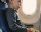✈️ Egy kisfiú a repülőn adott nekem egy cetlit és egy tízezrest – amikor elolvastam, tudtam, hogy ez örökre megváltoztatja az életemet… 😨💔
Felszálltam a gépre, elfoglaltam a helyem, és akkor vettem észre, hogy egy iskolás korú kisfiú ül mellettem. Azt hittem, az anyukája valahol a közelben van, talán épp a mosdóban… de amikor a gép felszállt, még mindig egyedül volt.
Láthatóan ideges volt, a kezei remegtek, és folyamatosan körbenézett. Próbáltam a saját dolgommal foglalkozni, de néhány perccel a felszállás után egy apró, összegyűrt cetlit nyújtott felém.
A papír szélén egy tízezer forintos bankjegy lógott ki.
Nem nézett rám, csak tartotta felém a cetlit, amíg el nem vettem.
Amikor kinyitottam és elolvastam, összeszorult a torkom. Azonnal tudtam, hogy kapcsolatba kell lépnem az anyukájával!
A cetliben ugyanis ez állt:
💌 „Kérlek, ha ezt olvasod, az azt jelenti, hogy...” 😨⬇️⬇️
👉 Olvasd el a folytatást a hozzászólásban! 👇👇