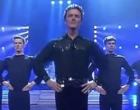 Ez a 9 férfi letáncol mindenkit – de amikor a lányok megérkeznek, leesik az állad!