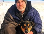Gyrost és kávét adtam egy hajléktalan férfinak – Amit cserébe kaptam, örökre megváltoztatta az életemAznap este a hőmérő mínusz 3 Celsius-fokot mutatott. A szél átfújt a kabátomon, az arcomat szinte szúrták a hópelyhek. Csak arra vágytam, hogy hazaérjek, forró fürdőt vegyek, és egy csésze kakaót kortyolgassak. De ahogy a gyrosos stand közelébe értem, megtorpantam.Ott állt – egy rongyokba burkolózott férfi, akit egy sovány kutya szorosan magához bújva próbált melegíteni. Reszketett, miközben halkan, könyörögve megszólalt:– Csak egy pohár forró vizet, kérem.A gyrosos szinte rá sem nézve förmedt rá:– TAKARODJ INNEN! Ez nem jótékonysági hely!A kutya halkan nyüszített, és valami összetört bennem. Nagymamám szavai jutottak eszembe: „A kedvesség nem kerül semmibe, de mindent megváltoztathat.” Előreléptem.– Két kávét és két gyrost kérek.A gyrosos mogorva pillantással, de gyorsan elkészítette a rendelést. Zavartan a férfi kezébe nyomtam a zacskót és a poharakat.– Tessék – motyogtam.Már siettem volna tovább, amikor utánam szólt rekedt hangján:– Várjon!Egy gyűrött papírt nyújtott felém.– Otthon olvassa el – mondta egy furcsa mosollyal.A cetlit zsebre vágtam, és hamar el is feledkeztem róla a napi rohanás, munkahelyi e-mailek és minden más apróság között. Csak másnap este, amikor a kabátzsebeimet ürítettem ki, találtam meg. A papír gyűrött és kopott volt, de az üzenet egyértelműen ott állt.A szavak megdöbbentettek. Halkan kérdeztem magamtól:– Ez tényleg megtörtént?Tudd meg, mit rejtett az üzenet, és hogyan változott meg egy egyszerű jótett hatására az életem! 👇⬇️A teljes történet megrázó fordulatokat tartogat, amit az olvasók a kommentekben találhatnak meg