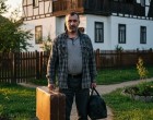 Két év Németországban töltött idő után egy falusi vendéglőben tudtam meg, hogy a feleségem már régóta nem vár rám.
Nem éreztem a lábam, amikor kiszálltam a kisbuszból, amely a falu központjában kitett. Két év németországi építkezések után, amikor konténerekben aludtam és útközben ettem, teli zsebbel tértem haza, de a lelkemben a vágyakozás súlyával. Fogtam a régi bőröndömet, amelyet kötéllel kötöttem össze, hogy ne essen szét, és elindultam az utcán a ház felé, amelyet saját kezűleg építettem, mielőtt elmentem.
Néhány szomszéd üdvözölt a kapuban, mások elfordultak. Furcsának találtam, de az út utáni fáradtságnak tulajdonítottam. Úgy döntöttem, hogy először a falusi vendéglőbe megyek, hogy vegyek egy üveg palinkát a Anikóval töltött estére.
Amikor beléptem, a kocsmáros,Lajos bácsi, egy felespohárral a kezében dermedten állt...😲😲😲 Folytatás az első kommentben 👇👇👇👇