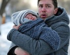 Gábor felesége szülés közben hunyt el. Egy évvel később, miközben a fiával sétált, hirtelen meglátta őt – élve! Odalépett a lányhoz, feltett egyetlen kérdést, és amikor meghallotta a választ, elsápadt a döbbenettől…
Az idő múlásával Gábor élete lassan helyrejött. Márk cseperedett, egyre több törődést igényelt. A fáradtság napról napra nőtt, de vele együtt valami új is megjelent a lelkében – egyfajta cél.
A fia miatt élt. A reggelei Márk vidám gügyögésével kezdődtek, az estéi pedig azzal értek véget, hogy a kisfiú elaludt, apró kezével szorosan fogva apja ujját. Mégis, a szívében üresség maradt. Réka.
Néha azt hitte, már megszokta az életet nélküle. De elég volt egy mosoly, egy mozdulat, amely annyira rá emlékeztette, és a mellkasában minden összeszorult. Rékának mellette kellett volna lennie.
De nem volt ott.
Egy meleg őszi napon Gábor Márkkal sétált a parkban. A lábuk alatt halkan zizegtek a levelek, a levegőt fűszeres, nyugodt illat töltötte meg. Márk, vastag plédbe bugyolálva, már álmosan bólogatott a babakocsiban.
Gábor megállt egy kis kávézónál a saroknál, vett magának egy americano-t, és gondolataiba merült. Nyugodt volt. Nem úgy, mint régen, amikor a boldogság túlcsordult benne, hanem másképp – csendesen, kiegyensúlyozottan.
És ekkor meglátott valamit.
Néhány lépésre tőle, egy pad mellett állt egy lány. Nem tudta levenni róla a szemét. A szíve kihagyott egy ütemet.
Réka!
Ez Réka volt.
A feje zúgni kezdett, ujjai görcsösen szorították a babakocsi fogantyúját, elfehéredtek az erőfeszítéstől. Nem, ez lehetetlen.
Réka meghalt. De ez a lány…
…Odament hozzá, feltett egyetlen kérdést, és amikor meghallotta a választ, elsápadt…
👉 A történet folytatását az első kommentben találod a kép alatt! 👇👇👇
