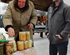 Sebészorvos megállt egy idős néninél az út szélén, hogy vegyen egy üveg házi lekvárt… De amikor otthon kinyitotta, a kanálja fémes hangot adott, és ő majdnem elájult attól, amit talált benne… 😳😳😳

Már csak hetven kilométer volt hátra, amikor Gábor, a fiatal orvos egy elhagyatott falu szélén megpillantott egy idős nénit, aki egy botra támaszkodva, kis asztalkán árulta lekvárjait. Gábor fékezett, kiszállt a kocsiból, és szóba elegyedett vele.

– Jó napot, néni! Micsoda finomságok ezek! Nem sajnálja eladni őket? – kérdezte mosolyogva.

A néni szemlesütve, halkan válaszolt: – Ó, édes fiam, ha elég lenne a nyugdíjam, nem állnék itt. De még egy hét van hátra, és már egy fillérem sincs… Ha ezeket nem adom el, a fiam mindet elcseréli pálinkára…

Gábort annyira megérintette a történet, hogy nemcsak hogy vett egy üveg lekvárt – épp a kedvencet, málnásat, amit anyukája is szeretett –, hanem jóval többet fizetett érte, mint amennyit a néni kért.

– Ugyan, néni, a munkáját meg kell becsülni – mondta mosolyogva, majd búcsút intett.

A néni könnyes szemmel áldotta meg őt, és még sokáig integetett utána az út széléről...

Gábor hazaért édesanyjához, aki örömmel ölelte meg:

– Drága fiam, de jó, hogy újra látlak! Biztos kimerültél az úton…

– Ugyan, anyu, most szabadságon vagyok, pihenünk együtt – mondta Gábor, majd hirtelen felkapta az említett lekvárosüveget.

– Nézd csak, mit hoztam neked! A kedvenced. Egy néni árulta, a szíved megszakadna, ha hallanád a történetét…

De amikor Gábor kinyitotta az üveget, és beletette a kanalat, egy fémes csilingelés hallatszott. Megdermedt. Újra belenyúlt.

És akkor…

ELFEHÉREDETT AZ ARCA. Amit talált, arra semmilyen orvosi tapasztalat nem készíthette fel… 😳😳😳

👉 A folytatás az első hozzászólásban a kép alatt! 👇👇👇 Kevesebb jelenjen meg