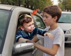 Egy 15 éves fiú iskolába sietett, amikor valami szokatlan hangot hallott. Egy kisbaba sírt egy zárt autóban, a tűző napon. Bálint egy másodpercig sem habozott – betörte az ablakot... DE AMI EZUTÁN TÖRTÉNT, az mindenkit megdöbbentett! 😱🔥