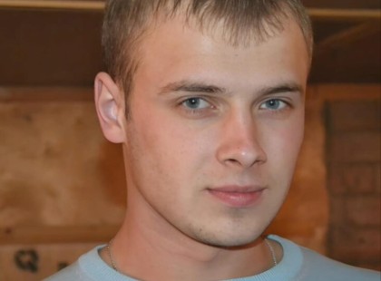 A menyasszonyom nyíltan gyűlölte az anyámat, azt hitte, nem érdemel tiszteletet. Irritálták a telefonjai, az ajándékai és még a házi uborkái is, amiket anya szeretettel és odafigyeléssel küldött nekünk.
- Miért küldte nekünk azokat a szörnyű üvegeket? Már allergiás a savanyúságára!
Egy nap egyszerűen nem bírtam elviselni, és olyat tettem, amit nem bántam meg.
Elmondom a történetem a hozzászólásokban, te meg elmondod, jól csináltam-e ??