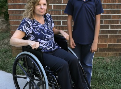 A férjem miatt lebénultam – Három évvel később térden állva könyörgött a bocsánatomért!Képzeld el, hogy egy átlagos nap egyszer csak rémálommá válik. Így kezdődött az én történetem is. Aznap derült ki az igazság: a férjem, Dávid, megcsalt. Én és a 15 éves fiam, Balázs, véletlenül jöttünk rá. Először Dávid próbált hazudni, mentegetőzni, de aztán megtaláltam a fotót a telefonján… Ott volt, egy másik nőt csókolt. A bizonyíték vitathatatlan volt.És akkor… minden elsötétült.A lépcső tetején álltam, amikor a sokk és az árulás súlya alatt a testem feladta. A következő emlékem egy kórházi ágyból származik, ahol egy orvos sajnálkozva mondta: „Sajnálom, de valószínűleg soha többé nem fog járni.”És Dávid?Egyszerűen elment. Nemcsak engem hagyott hátra, hanem a fiunkat is. És mindezt érte… a szeretőjéért. Még csak meg sem próbálta titkolni. Mint egy olcsó dráma főgonosza, csak annyit mondott: „Ne hívj többé.”Azt hittem, az életemnek vége. Azt hittem, képtelen leszek felnevelni Balázst, hogy örökre magamra maradok.De három évvel később?Visszajött. Térden állva könyörgött a bocsánatomért. ⬇️??? A teljes történet megrázó fordulatokat tartogat – olvasd el a kommentekben!