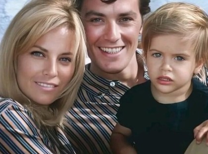 Ő valódi mása a nagyapjának. Alain Delon unokája lenyűgözi elképesztő hasonlóságával a legendás nagyapjához. 38 évesen olyan fényképekkel imponál, amelyek a francia sztár eleganciáját és egyedi karizmáját idézik. ? Cikk a hozzászólásoknál >>>