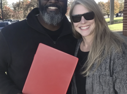 A férfi, akit 20 éve megmentettem a viharban, tegnap kopogtatott az ajtómon