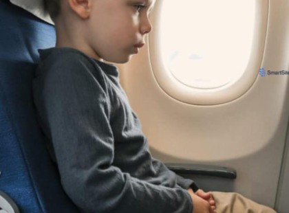 ✈️ Egy kisfiú a repülőn adott nekem egy cetlit és egy tízezrest – amikor elolvastam, tudtam, hogy ez örökre megváltoztatja az életemet… ??
Felszálltam a gépre, elfoglaltam a helyem, és akkor vettem észre, hogy egy iskolás korú kisfiú ül mellettem. Azt hittem, az anyukája valahol a közelben van, talán épp a mosdóban… de amikor a gép felszállt, még mindig egyedül volt.
Láthatóan ideges volt, a kezei remegtek, és folyamatosan körbenézett. Próbáltam a saját dolgommal foglalkozni, de néhány perccel a felszállás után egy apró, összegyűrt cetlit nyújtott felém.
A papír szélén egy tízezer forintos bankjegy lógott ki.
Nem nézett rám, csak tartotta felém a cetlit, amíg el nem vettem.
Amikor kinyitottam és elolvastam, összeszorult a torkom. Azonnal tudtam, hogy kapcsolatba kell lépnem az anyukájával!
A cetliben ugyanis ez állt:
? „Kérlek, ha ezt olvasod, az azt jelenti, hogy...” ?⬇️⬇️
? Olvasd el a folytatást a hozzászólásban! ??