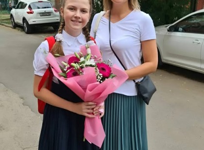 Majdnem 10 éven át egyedül neveltem a kislányomat, teljesen háttérbe szorítva a saját életemet. Nem hittem, hogy valaha is találok egy férfit, aki egy elvált nőt gyermekkel is képes lenne szeretni.
Aztán találkoztam AZZAL a férfival. Az álmaim pasija. Beleszerettem. ❤️ Megkérte a kezemet, és minden tökéletesnek tűnt: ő és a lányom remekül kijöttek egymással, minden úgy alakult, ahogy mindig is reméltem.
De aztán a vőlegényem előállt egy feltétellel.
Egy olyan feltétellel, ami mindent megváltoztatott…
Most ott állok, és fogalmam sincs, hogyan mondjam el ezt a lányomnak. ? Kérem, segítsenek tanáccsal, mit tegyek.
Az első hozzászólásban elmesélem az egész történetet… ?