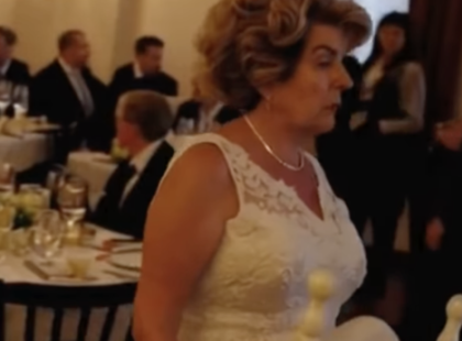 Az anyósom ragaszkodott hozzá, hogy köztem és a férjem között üljön az esküvőnkön – Nem számított rá, hogy ilyen könnyen beleegyezem