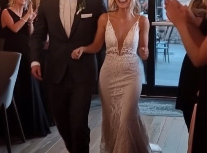 Pincérnőként dolgoztam egy drága esküvőn, de amikor megláttam a vőlegényt, földbe gyökerezett a lábam – Hiszen ő a férjem volt!