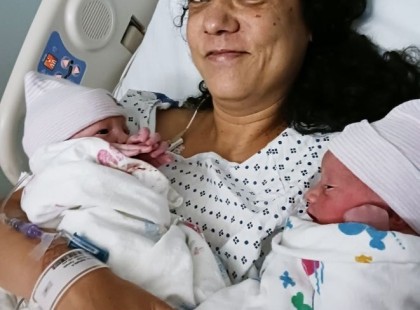 Egy 53 éves nő ikreket szült, de kiderült, hogy ugyanazok a születési jegyek vannak rajtuk, mint a vején