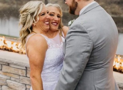 A sziámi ikrek, akik ugyanahhoz a férfihoz mentek feleségül, ritka fényképeket mutattak férjükkel és lányukkal.