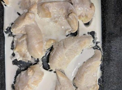 Mi ez a fehér anyag, ami a csirkéből kijön, amikor megsütöm? Ez NEM zsír! A boltból van és állítólag bio. A fehér anyag gumiszerű!!! Nézd meg a hozzászólásoknál