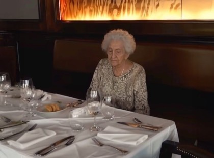 A CSALÁDOM OTTHAGYTA A  85 ÉVES NAGYMAMÁMAT AZ ÉTTEREMBEN, HOGY MEGLÓGJANAK A SZÁMLA ELŐL... DE AMIT EZÉRT KAPTAK, MAI NAPIG NEM TUDTÁK FELDOLGOZNI
A nagymamám a 85. születésnapjára egy egyszerű vacsorát szeretett volna. Pontosan ezt terveztem – amíg a család közbe nem avatkozott. Hirtelen egy fényűző esemény lett belőle a város legelőkelőbb steakhouse-ában.
A vacsoránál mindent beleadtak. Az unokatestvérem, Katie pózolt a képekhez, a bátyja, Mark végigkóstolta az összes drága italt, és Linda nagynéni fennhangon ajánlotta, hogy „csak a prémium opciók jöhetnek szóba.”
Aztán megérkezett a számla.
Linda nagynéni elhűlve felsóhajtott: „Ó, hát ez szép kis összeg…”
„Minden megtakarításomat koncertjegyekre költöttem. Az élőzene fontos a mentális egészségemnek” – sóhajtott Katie.
„A kutyám állatorvosi számlái őrületesek” – tette hozzá Mark.
„Úgy gondoltuk, ezt most te állod” – vigyorgott rám Joe nagybátyám. „A bankban dolgozol, nincsenek gyerekeid, egyedül élsz. Mégis mire költenéd a pénzed?”
És jött a bűntudatkeltés is: „Ez a Nagyiért van. Ki tudja, hány ilyen alkalom lesz még…”
Ó, micsoda terv.
Elmosolyodtam. „Hadd intézzek el valamit, és aztán visszatérünk erre” – mondtam, majd kisétáltam.
Amikor visszajöttem, az asztal üres volt – kivéve a Nagymamát, aki a táskáját szorongatta, és rémülten nézett rám. „Hova tűnt mindenki? Azt mondták, mindjárt visszajönnek. Minden rendben van? Ki van fizetve minden? Ha kell, be tudok segíteni, drágám… Nincs sok nálam, de félretettem egy keveset…”
Megöleltem. „Ne aggódj, Nagyi. Minden rendben van.”
Befejeztük a vacsorát, miközben a személyzet elintézte a többit.
Másnap reggel? A telefonom folyamatosan csörgött, nem véletlenül, ugyanis olyat tettem, amit egy életre megemlegetnek a többiek!
(A teljes történet az első kommentben)?