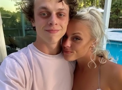 A fiam elhozta a barátnőjét a családi nyaralásunkra. Legalábbis végig azt hittem, hogy a lány a barátnője, de aztán kiderült ki is ő valójában és ez tönkretette az életem. 20 éves fiam, Eric megkérdezte, hozhatja-e az új barátnőjét, Jessicát a családi nyaralásunkra. Beleegyeztem, kíváncsi voltam rá. Tökéletes külseje és bája azonnal elnyerte a férjem tetszését, de anyaként nem tudtam elhessegetni az érzést, hogy valami nincs rendben. Három hónapnyi randizás után Jessica egyáltalán nem ismerte Ericet. Amikor megkérdeztem, látta-e már játszani – pedig a kosárlabda Eric élete szenvedélye volt –, meglepetten pislogott: „Kosárlabda? Erről sosem beszéltünk.” Nem tudta, mi a fia szakja, és minden általa javasolt programot elutasított. Aztán, miközben naptejet kerestem a bőröndjében, egy bársony dobozt találtam benne egy gyémánt nyakékkel. Túl drága volt ahhoz, hogy Eric megengedhesse magának. A gyomrom összeszorult, de csendben maradtam. Az utolsó napon, miközben Eric és Jessica a medencénél voltak, a telefonja megcsörrent a konyhapulton. Rápillantottam a képernyőre, és teljesen megdermedtem attól amit ott láttam: A történet folytatása a hozzászólásoknál ⬇⬇