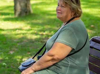 ? A férjemmel 35 évet töltöttünk együtt. 55 vagyok, ő 57. Ezek alatt az évek alatt egy fiunk és két csodálatos lányunk született. Külső szemlélőként a házasságunk tökéletesnek tűnt, de a valóság teljesen más volt. A férjem szinte soha nem dolgozott. Alkalmanként autószerelősködött egy barátjánál, de a többi időt a tévé előtt töltötte, mindennel panaszkodva: a kormányra, irigykedve a szomszéd új autójára, és kritizálva engem a ház rendetlensége miatt. Ezek a kifogások mindennapossá váltak számomra, már nem vettem őket komolyan. ? Amikor elment egy másik nőhöz, ez igazi csapást jelentett mindannyiunk számára. Az új nő nem volt több mint 40 éves. Nagyon fájt, de váratlanul, mindenki és még én magam is meglepődtem, hogy tettem valamit, ami megváltoztatta az életemet. ? A folytatást olvashatod a hozzászólásokban található linken ??