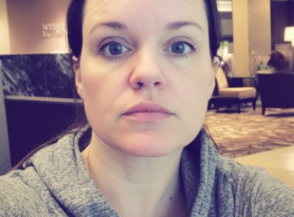 A férjem minden este kisurrant a hotel szobánkból, és hazudott róla, egy este titokban követtem őt
A férjemmel akkor már öt éve voltunk házasok. Minden tökéletesnek tűnt – egészen addig a nyaralásig.
Úgy döntöttünk, hogy néhány napot a tengerparton töltünk, és itt jön a lényeg: ő választotta ki a hotelt. Kiderült, hogy nem volt véletlen.
Az első este arra ébredtem, hogy hallom, ahogy észrevétlenül kisurran a szobánkból. Félálomban és zavartan lehunytam a szemem, és azt mondtam magamnak, biztos csak képzeltem.
Másnap reggel megkérdeztem: „Hogy aludtál?”
„Nagyszerűen,” válaszolta mosolyogva. „Egyszer sem ébredtem fel. Te hogy aludtál?”
Erőltettem egy mosolyt, és úgy tettem, mintha semmit sem láttam volna.
De a következő este? Készen álltam. Ébren maradtam, vártam. És valóban, körülbelül éjfél körül ismét csendben kisurrant a szobából.
Ezúttal követtem őt, szívem hevesen vert, és fogalmam sem volt, mit fogok felfedezni.⬇️ ? Olvasd el a folytatást a hozzászólásban! ??