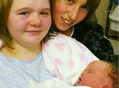 Éppen 14 évesen lettek Nagy-Britannia legfiatalabb szülei - próbálj meg nem sírni, amikor ma meglátod őket és kisbabájukat!