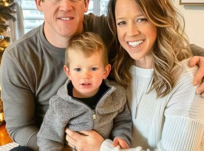 A férjem hónapok óta titokban pénzt utalt a közös számlánkról a legjobb barátnőmnek, de amikor kiderült, hogy miért, az darabokra szaggatta a világom. Tökéletes leckét adtam nekik, amit garantáltan nem felejtenek el soha!
Éppen Tamás laptopján rendeltem ruhákat a fiunknak, amikor egy értesítés jelent meg a képernyőn.
„300 000 forintos átutalás sikeres – Kata R.”
A legjobb barátnőm. Miért küldött neki pénzt a férjem?
Azonnal ellenőriztem a közös bankszámlánkat. Összeszorult a gyomrom. Százak, néha több mint félmillió forint Katának. Rendszeres utalások. Hét hónapon keresztül.
Reszketve megnyitottam az üzeneteiket.
Kata: „Bárcsak én lennék a feleséged. Utálok kérni, de Lajos megint megvágta a juttatásomat.”
Tamás: „Szeretlek. Azt akarom, hogy mindened meglegyen. Gondoskodom rólad.”
Nemcsak megcsalt. Az életét finanszírozta – a mi pénzünkből.
Abból a pénzből, ami a fiunké kellett volna, hogy legyen. Minden egyes forint az én zsebemből is származott.
Üvölteni akartam. De nem tettem.
Helyette felvettem Kata hívásait, elbúcsúzó csókot adtam Tamásnak, mint mindig.
Közben pedig kidolgoztam a mestertervemet.
Végezetül írtam Kata férjének egy üzenetet:
„Kata ma egy különleges meglepetéssel vár. Gyere haza korán!”
Folytatás lent ??