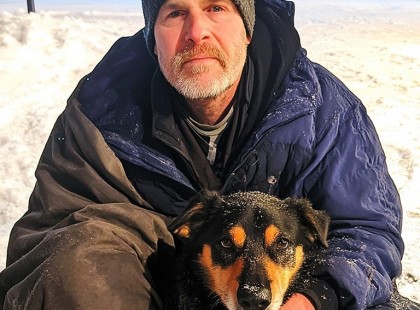 Gyrost és kávét adtam egy hajléktalan férfinak – Amit cserébe kaptam, örökre megváltoztatta az életemAznap este a hőmérő mínusz 3 Celsius-fokot mutatott. A szél átfújt a kabátomon, az arcomat szinte szúrták a hópelyhek. Csak arra vágytam, hogy hazaérjek, forró fürdőt vegyek, és egy csésze kakaót kortyolgassak. De ahogy a gyrosos stand közelébe értem, megtorpantam.Ott állt – egy rongyokba burkolózott férfi, akit egy sovány kutya szorosan magához bújva próbált melegíteni. Reszketett, miközben halkan, könyörögve megszólalt:– Csak egy pohár forró vizet, kérem.A gyrosos szinte rá sem nézve förmedt rá:– TAKARODJ INNEN! Ez nem jótékonysági hely!A kutya halkan nyüszített, és valami összetört bennem. Nagymamám szavai jutottak eszembe: „A kedvesség nem kerül semmibe, de mindent megváltoztathat.” Előreléptem.– Két kávét és két gyrost kérek.A gyrosos mogorva pillantással, de gyorsan elkészítette a rendelést. Zavartan a férfi kezébe nyomtam a zacskót és a poharakat.– Tessék – motyogtam.Már siettem volna tovább, amikor utánam szólt rekedt hangján:– Várjon!Egy gyűrött papírt nyújtott felém.– Otthon olvassa el – mondta egy furcsa mosollyal.A cetlit zsebre vágtam, és hamar el is feledkeztem róla a napi rohanás, munkahelyi e-mailek és minden más apróság között. Csak másnap este, amikor a kabátzsebeimet ürítettem ki, találtam meg. A papír gyűrött és kopott volt, de az üzenet egyértelműen ott állt.A szavak megdöbbentettek. Halkan kérdeztem magamtól:– Ez tényleg megtörtént?Tudd meg, mit rejtett az üzenet, és hogyan változott meg egy egyszerű jótett hatására az életem! ?⬇️A teljes történet megrázó fordulatokat tartogat, amit az olvasók a kommentekben találhatnak meg