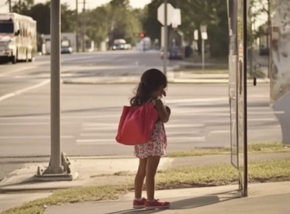 Minden este egy magányos kis lányt láttam piros táskával a buszmegállóban, de egy reggel a táskáját találtam az ajtómban