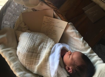 HAZATÉRTEM EGY ÜZLETI ÚTRÓL, ÉS EGY ÚJSZÜLÖTT BABÁT TALÁLTAM AZ ASZTALON KÉT ÜZENETTEL Egy évet töltöttem Alaszkában egy olajvezeték építésén dolgozva, de végre hazafelé tartottam a gyönyörű feleségemhez. A nappaliban égtek a lámpák, de Lisa nem volt ott. A konyha felé indultam, és az ajtóban megtorpantam. Egy szokatlan meglepetés várt rám. Tettem egy lépést előre, és elsápadtam… A konyhaasztalon egy bölcső állt, benne egy újszülött babával! A gyermek rám nézett azzal a csodálkozó tekintettel, amit csak a babák tudnak, én pedig ugyanilyen döbbenten bámultam vissza rá. Aztán megláttam egy összehajtott papírt a bölcső mellett az asztalon. Felvettem és széthajtottam. Az üzenet Lisa elegáns kézírásával nekem szólt: „Kyle, tegnap ezt a gyermeket találtam a küszöbünkön ezzel az üzenettel. Mindig is gyanítottam, hogy megcsalsz az üzleti útjaidon… De hogy rám sózd valaki más fattyát, az már túl sok! Beadtam a válókeresetet, és remélem, soha többé nem kell látnom téged.” Sokkot kaptam. Mi a fene folyik itt? Én soha… De ekkor észrevettem egy másik papírlapot is az első alatt, egy számomra ismeretlen kézírással. (A teljes történet az első kommentben)???