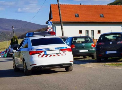 Borzalom a baranyai faluban: pelenkába végezte szükségleteit, nevelőszülei még télen is egy slaggal mosdatták a 14 éves örökbefogadott fiút